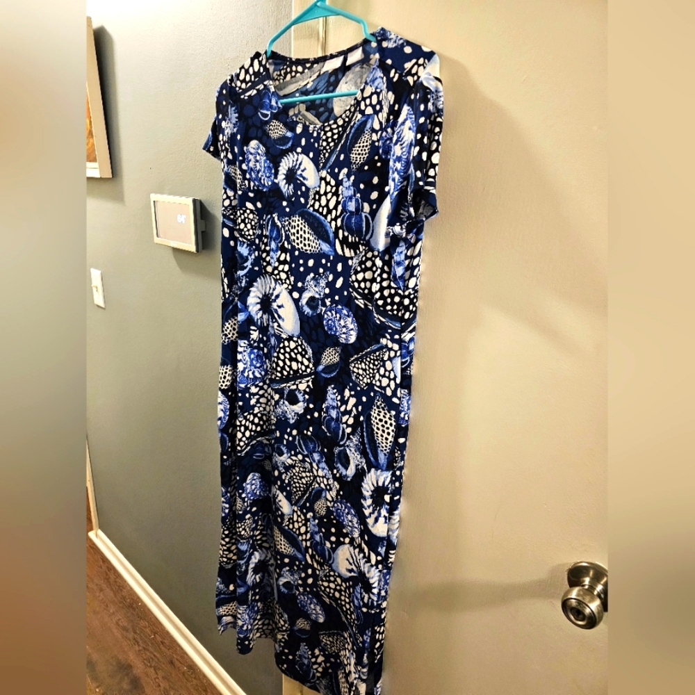 CHICO'S Travelers Dress, 1/M, Blue/White Shell print, Short sleeve, vented, Long